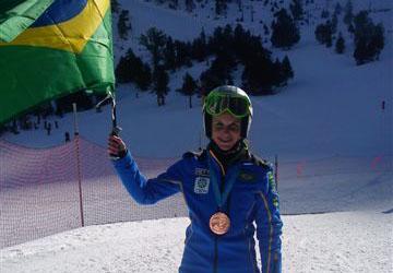  Aos 12 anos, a atleta da Confederação Brasileira de Desportos na Neve (CBDN) conquistou o primeiro pódio do país no evento, considerado um dos mais importantes do mundo na categoria infanto-juvenil / Foto:Divulgação